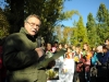 Z-ca Dyrektora Centrum Informacyjnego Lasów Państwowych Sławomir Trzaskowski czyta drzewom.