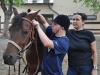 Hipoterapia to nie tylko jazda konna, to również praca przy koniach, czyszczenie zwierząt, karmienie przygotowywanie koni do zajęć i oporządzanie ich po zajęciach. Fot. Klub Gaja. — w miejscu: Zespół Szkół Specjalnych nr 4 w Sosnowcu