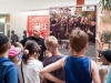 Dzieci i młodzież z bielskich świetlic środowiskowych na otwarciu wystawy.